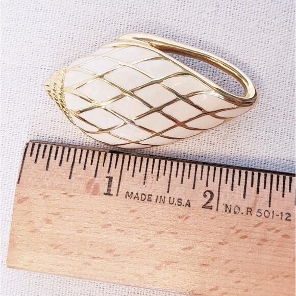 Vintage 90s Trifari Sea Shell Signed Gold Tone Enamel Conch Brooch Pin 2.25” - Picture 7 of 7